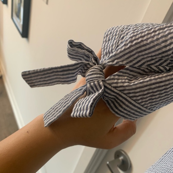 Urban Outfitters (by Kimchi Blue) Cold Shoulder Top with Tie Cuffs, Size Small - Picture 10 of 14